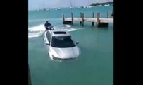 Un jet-ski tracte une voiture tomber dans l'eau.