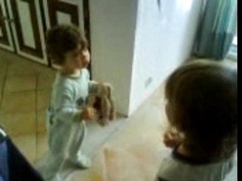 Tom fait gouter une craquotte à lola et elle marche