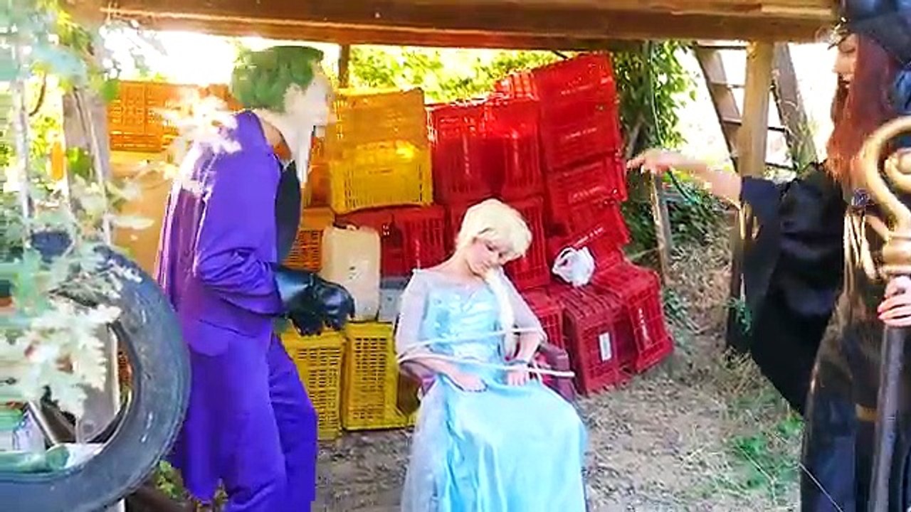 El mal Elsa SECUESTRA a SANTA! w/ Spiderman Joker Coche Maléfica Rosa Spidergirl Congelados Anna Sup