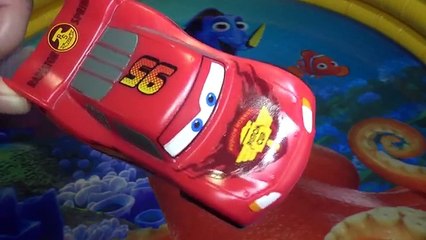 Disney Cars bath toys with Dory and Nemo playing in the pool of Finding Dory.