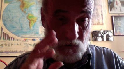 MAURO BIGLINO CON LE SPALLE AL MURO