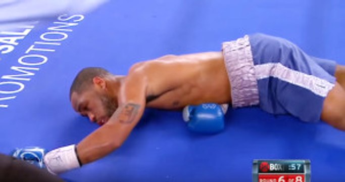 Boks Maçında Yumruk Yiyen Boksör, Bir Anda Yerde Kaldı