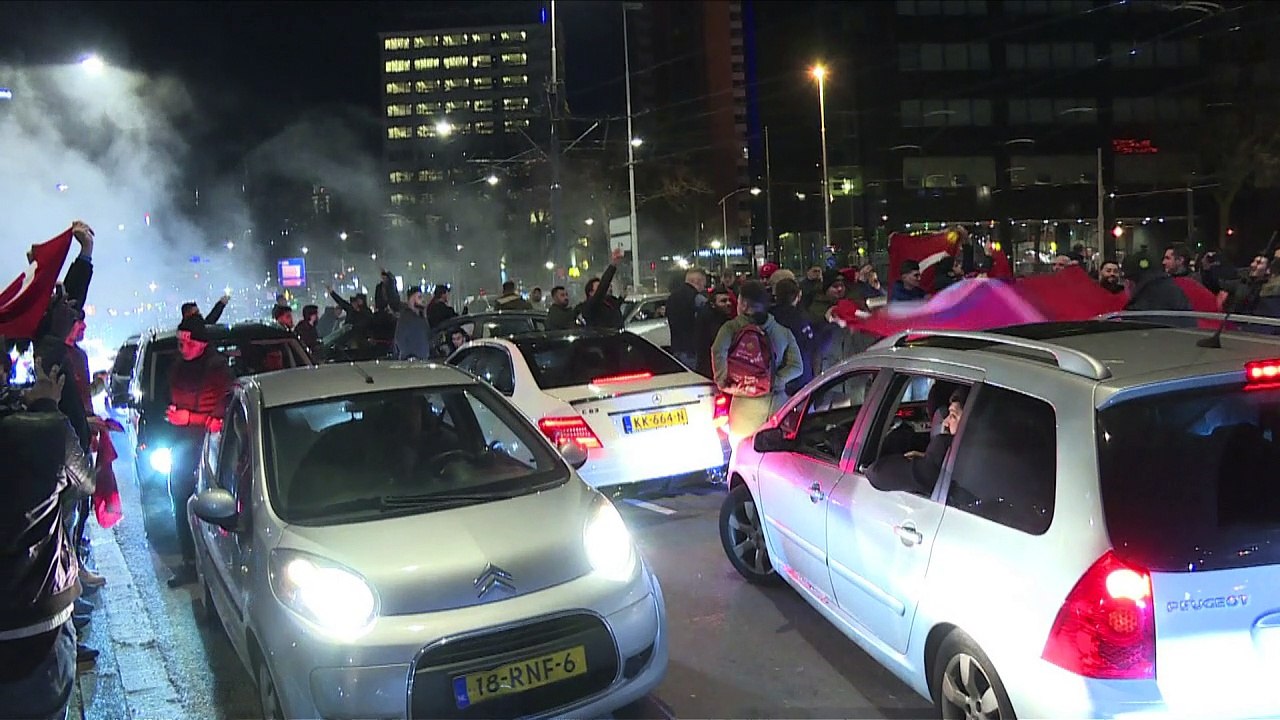 Dutch expel Turkish minister as 1000 protest in...