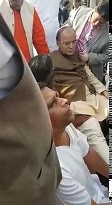 Indian Arun Jaitley Falls Down While Boarding into Helicopter