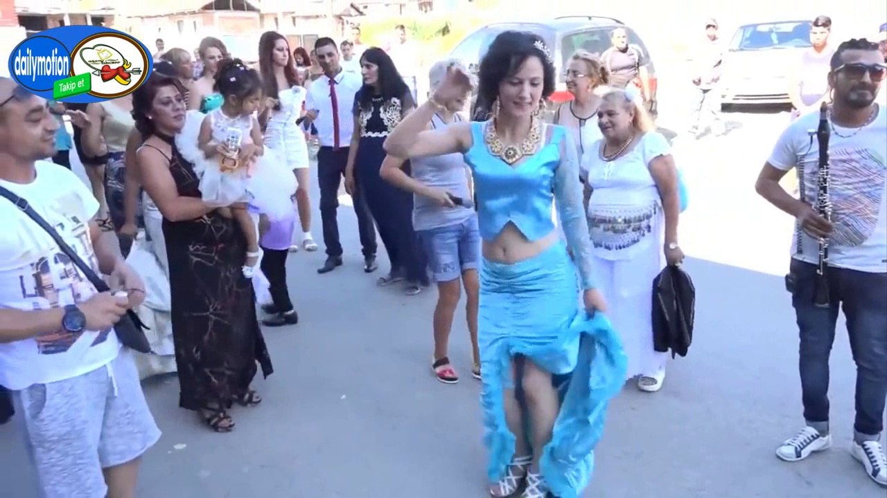 Düğünün neşeli oryantal döktüren kızı Mavili Aysel