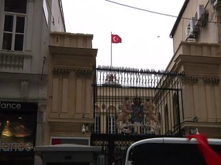 Hollanda Konsolosluğu çatısına Türk Bayrağı çekildi