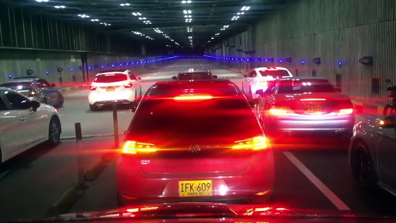 Une Mercedes se crashe pendant une course illégale dans un tunnel