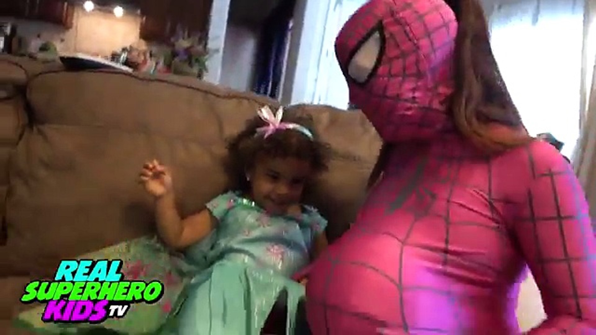 Rosa Spidergirl embarazada vs Joker Médico Mérida y el Bebé de Spiderman de  la alianza! Superhéroes en – Видео Dailymotion