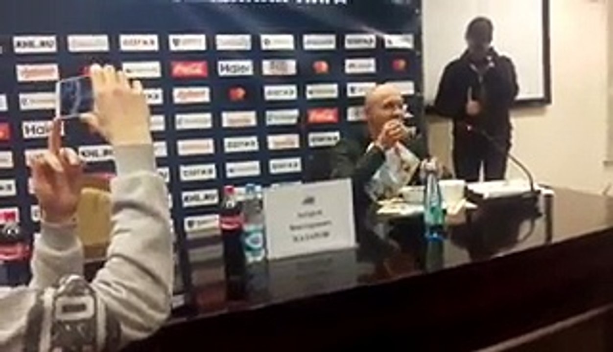 Un journaliste biélorusse qui mange le journal suite à un faux pronostic!