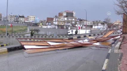 Sağanak ve Fırtına Etkili Oluyor - Reklam Tabelaları Yola Savruldu