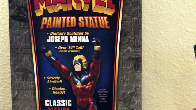 Captain Marvel Classic male version Bowen Statue Review