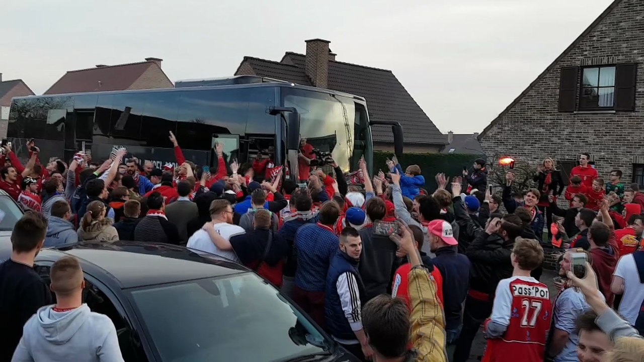 Folie à Mouscron: les joueurs du REM acclamés à leur retour