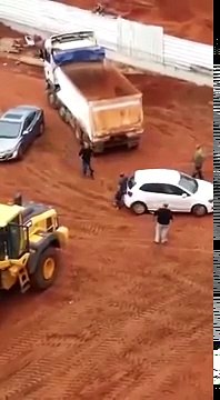 Embrouille avec un chargeur sur pneus sur un chantier