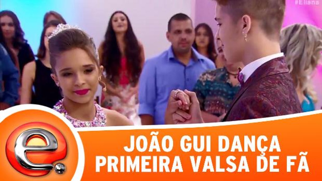 João Gui dança valsa com fã