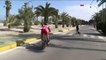 Cyclisme : Une personne traverse tranquillement devant  Peter Sagan