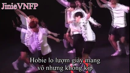 [Fancam] Jin hậu đậu làm rơi giày Hobie trên sân khấu.