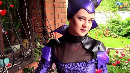 PREGNANT SPIDERMAN & Fat Frozen Elsa w/ Pink Girl vs Deadpool Superhero in Real Life Candy