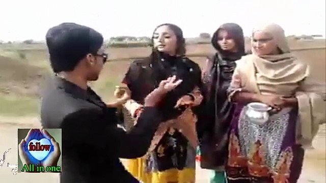 ان لڑکوں کے کام دیکھیں کےراستے میں جا رھی لڑکیوں کو نچوا رہے ہیں