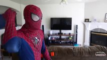 Человек-паук Человек-Паук против жира предбанника аварии | реальной жизни Супергеройское кино!
