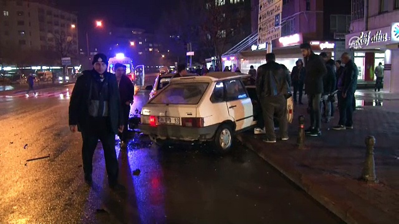 Konya'da iki otomobil çarpıştı: 3 yaralı
