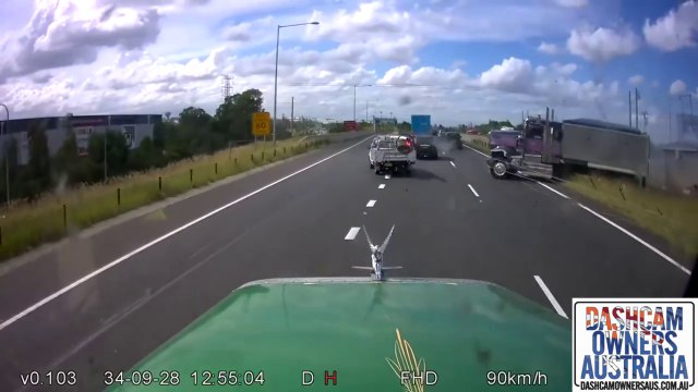 Collision évitée par une barrière d'autoroute in extremis entre 2 camions !