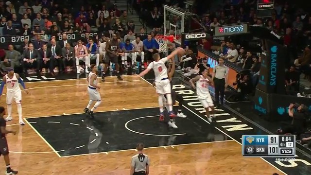 Kristaps Porzingis contre et garde la balle entre ses bras