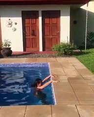 Une façon élégante de sortir d'une piscine