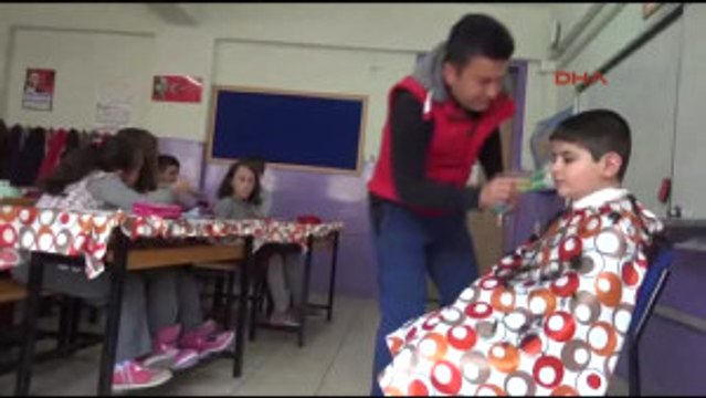 Karaman Sınıf Öğretmeni, Öğrencilerini Kendisi Tıraş Ediyor