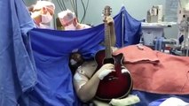 Ameliyat Olurken Gitar Çalan Adam