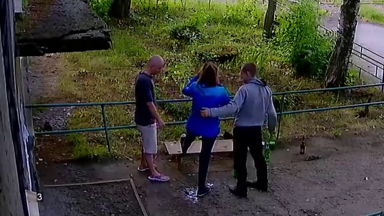 Complètement bourrée elle demande à son ami de lui casser la jambe !