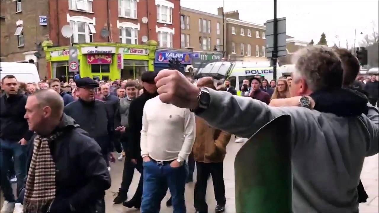 Lui il aime pas les chanteurs bourrés! KO