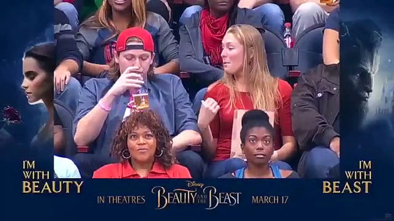 Une Kiss Cam très embarrassante, elle embrasse son voisin devant son chéri !