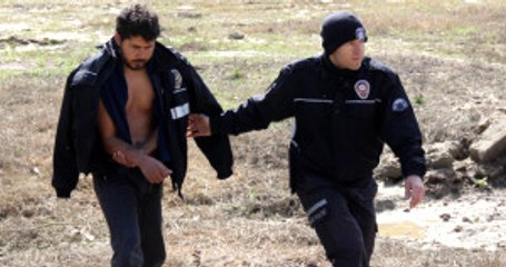 Bir Polis, Kurtardığı Gencin Ayakkabılarını Temizledi ve Montuyla Isıttı