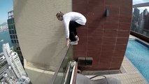 Oleg Cricket prend le risque fou de faire un poirier sur le bord d'un building sans aucune sécurité.