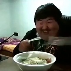 Прикол КОТ интересно ест