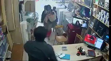 Theft by lady beggars in a Karachi shop, caught on CCTV