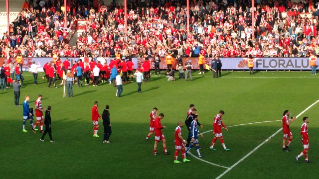 KVK-Excel Mouscron - La communion entre joueurs et supporters après le match