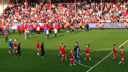 KVK-Excel Mouscron - La communion entre joueurs et supporters après le match