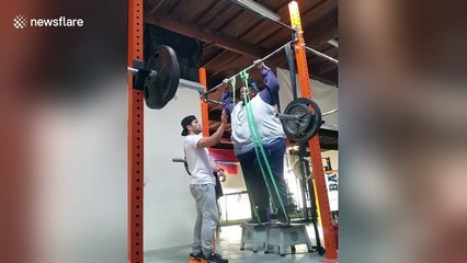 600 lbs man hangs from gym bars for the first time