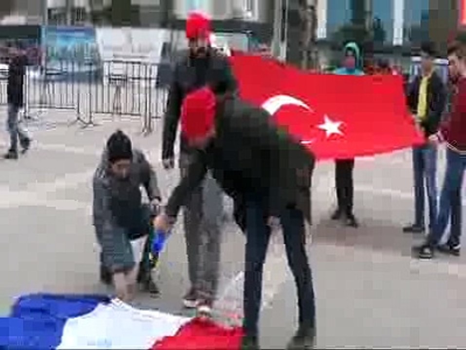 Samsun'da Hollanda'yı Fransa bayrağı yakıp protesto ettiler