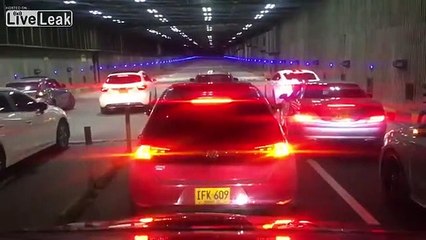Un jeune de 18 ans se crashe violemment pendant une course illégale dans un tunnel en Colombie