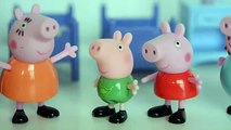 Pig George da Familia Peppa Pig Ganha Nova Cama do Minecraft!!! Em Portugues Tototoykids L