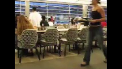 Une étudiante qui glisse et fait une grosse chute avec son plateau !