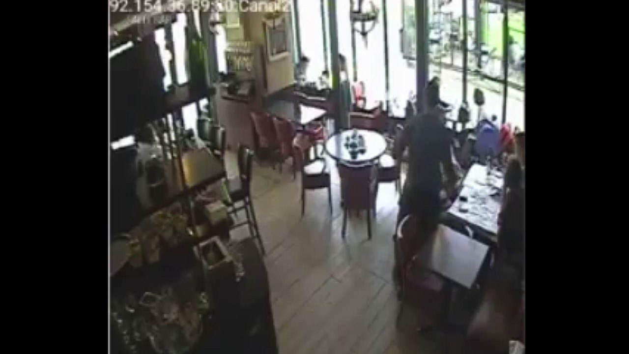 Un serveur qui glisse et chute violemment devant des clients !