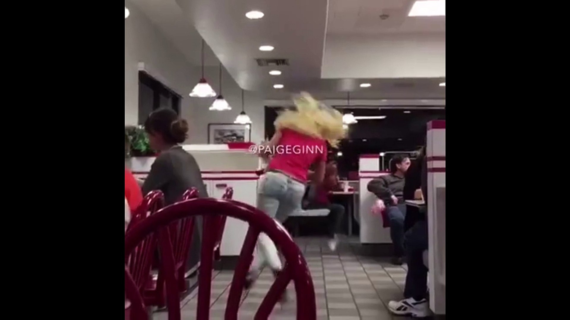 La blonde qui chute violemment dans un fast food ! - Vidéo Dailymotion