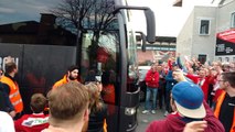 Le retour du bus des joueurs de l'Excel au Canonnier, au milieu des supporters