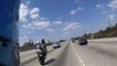 Crash d'un motard en voulant faire une roue arrière à 100km/h sur l’autoroute