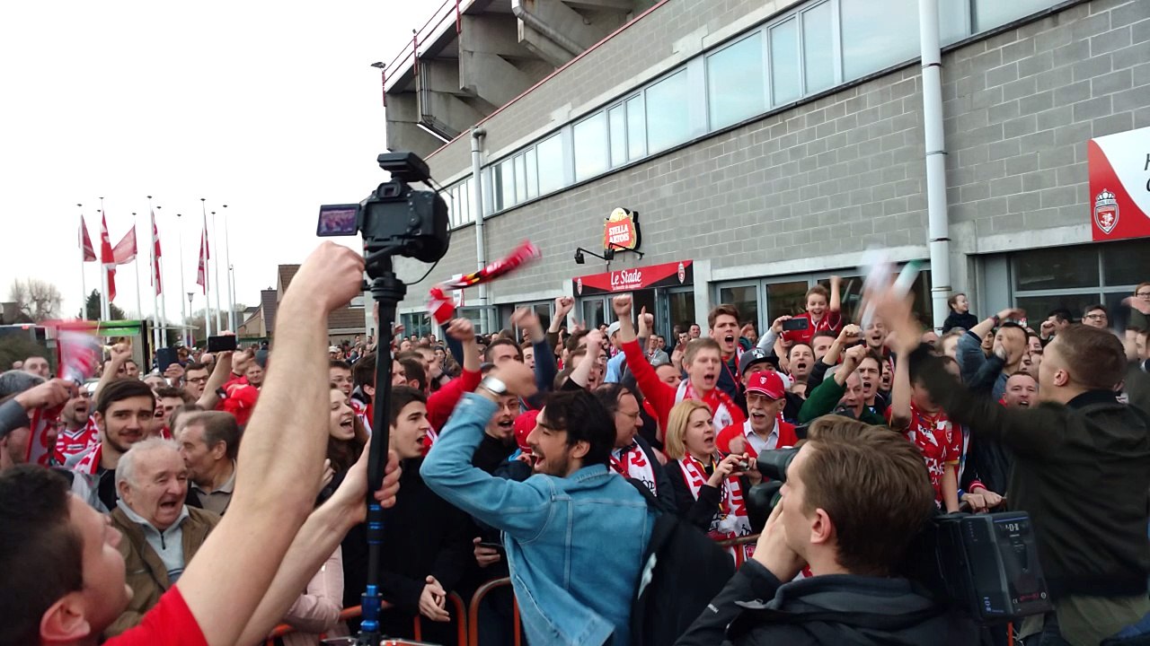 Thibaut Peyre en pleine communion avec les supporters de l'Excel