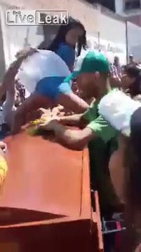 Des filles dansent sur un cercueil en plein enterrement : bel hommage