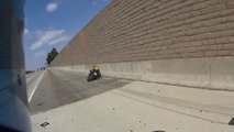 Ce motard tente une roue sur l'autoroute et se crash